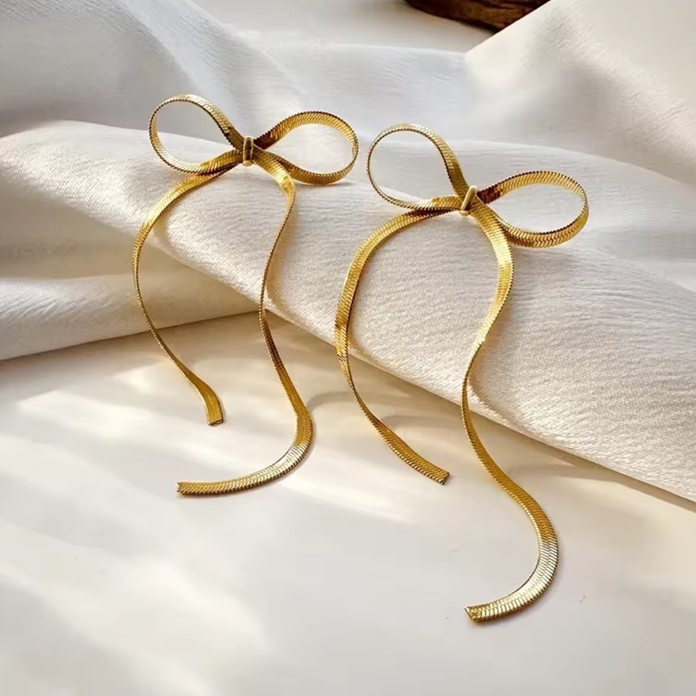 Chic Gold Bow Earrings – Minimalist Ribbon Style